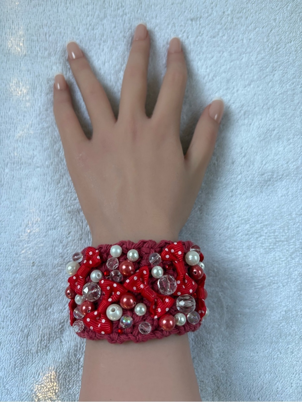 Handmade Red Crochet Statement Cuff •
Bracelet en crochet fait à la main